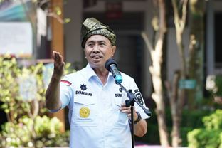  Gubernur Riau (Gubri) Syamsuar memberikan motivasi kepada siswa di SMAN 1 Pekanbaru (foto/int)
